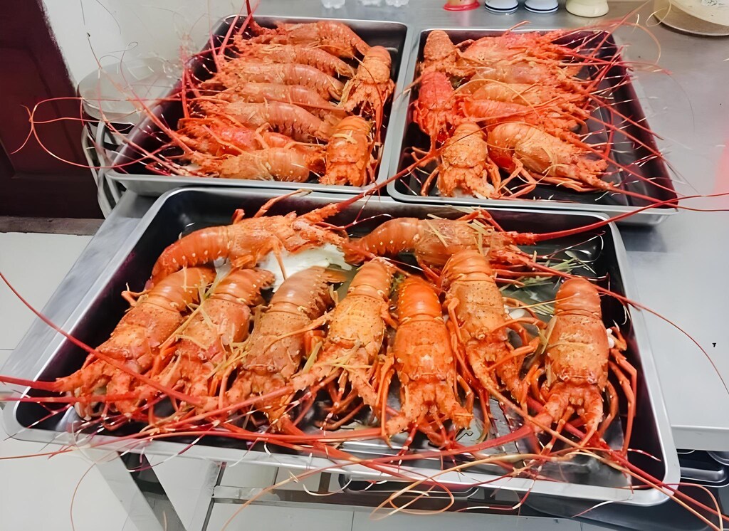 Tôm biển tươi sống